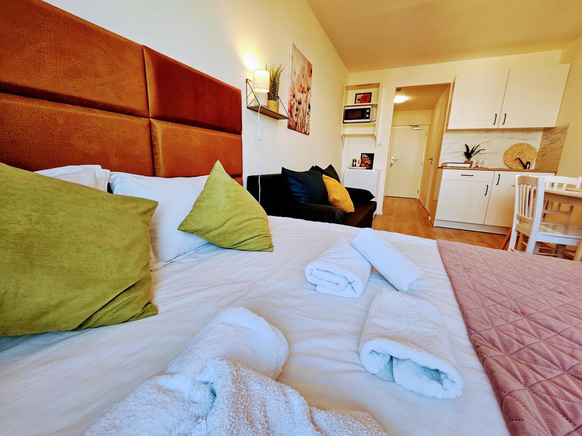 Live-inn Hotel-style 5 Apartments, 20 Mins To Centre, Gym, Reception, Free Parking, Lift, Roof Terrace & Game Apartment Prague