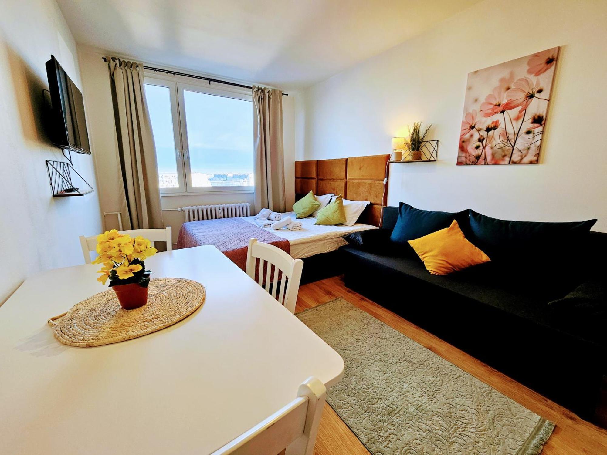 Apartment Live-inn Hotel-style 5 Apartments, 20 Mins To Centre, Gym, Reception, Free Parking, Lift, Roof Terrace & Game Prague