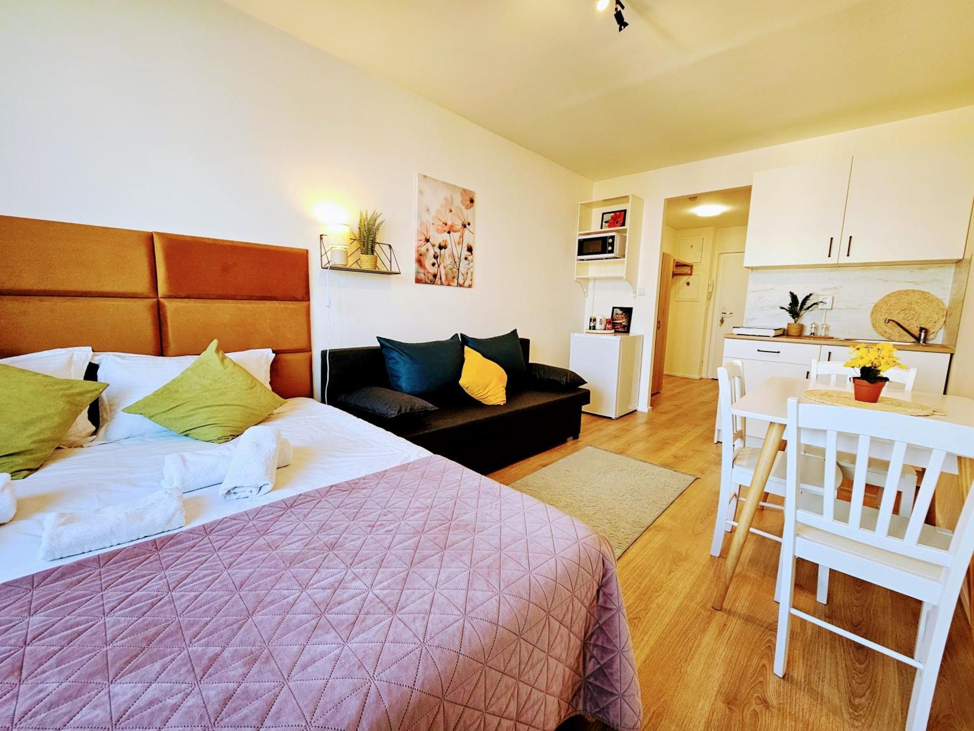 Live-inn Hotel-style 5 Apartments, 20 Mins To Centre, Gym, Reception, Free Parking, Lift, Roof Terrace & Game * Prague
