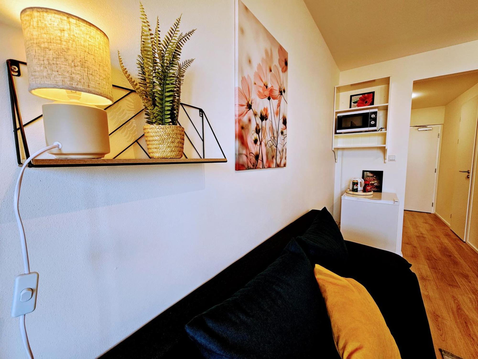 Live-inn Hotel-style 5 Apartments, 20 Mins To Centre, Gym, Reception, Free Parking, Lift, Roof Terrace & Game * Prague