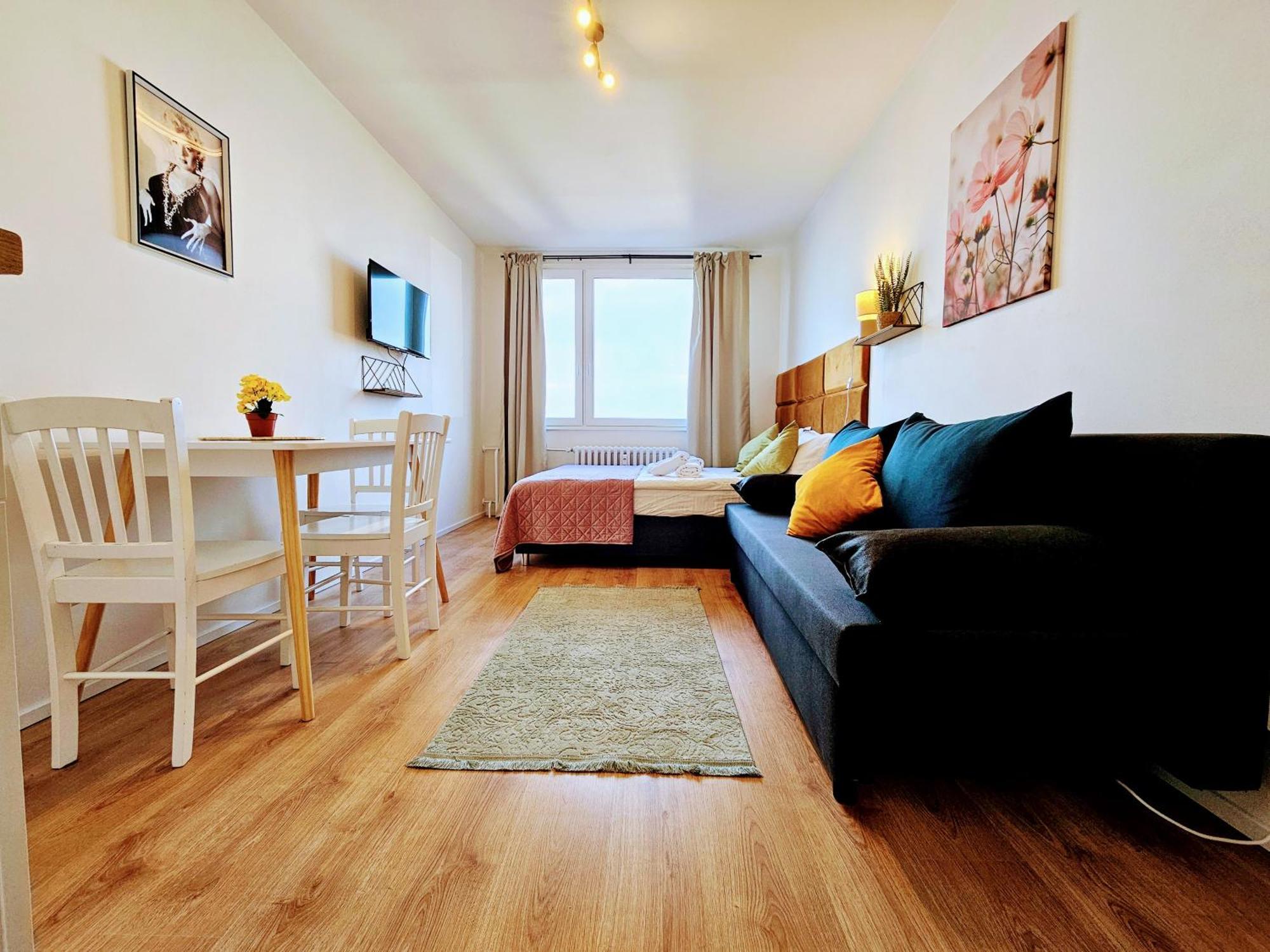 Live-inn Hotel-style 5 Apartments, 20 Mins To Centre, Gym, Reception, Free Parking, Lift, Roof Terrace & Game Apartment Prague
