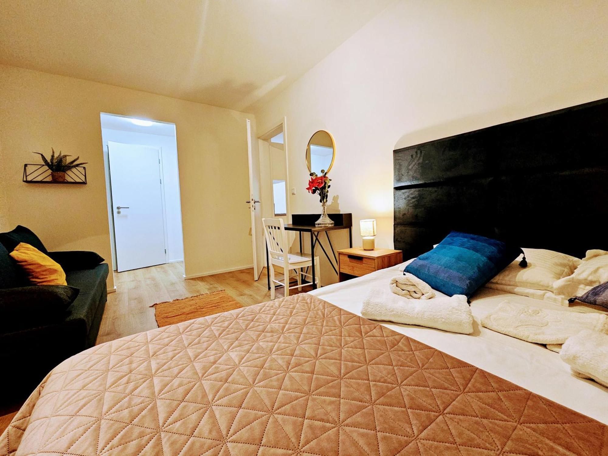 Live-inn Hotel-style 5 Apartments, 20 Mins To Centre, Gym, Reception, Free Parking, Lift, Roof Terrace & Game Prague