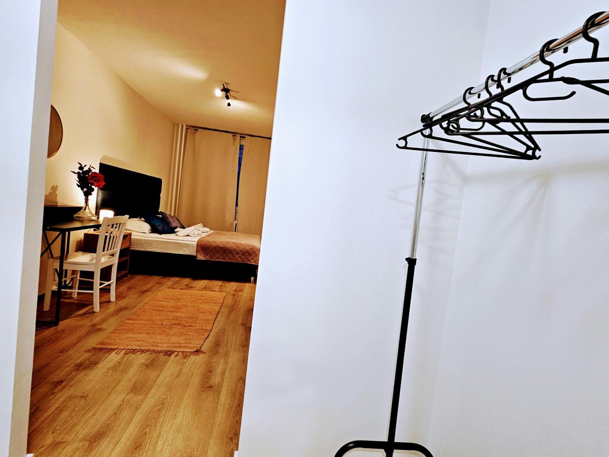 Live-inn Hotel-style 5 Apartments, 20 Mins To Centre, Gym, Reception, Free Parking, Lift, Roof Terrace & Game Apartment Prague