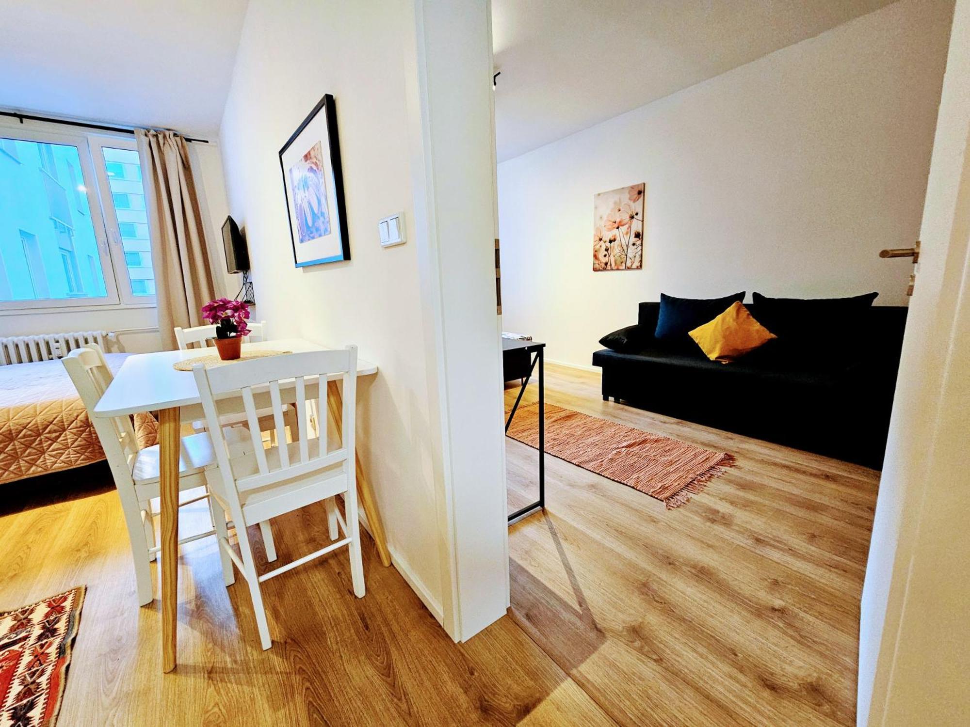 Live-inn Hotel-style 5 Apartments, 20 Mins To Centre, Gym, Reception, Free Parking, Lift, Roof Terrace & Game Apartment *