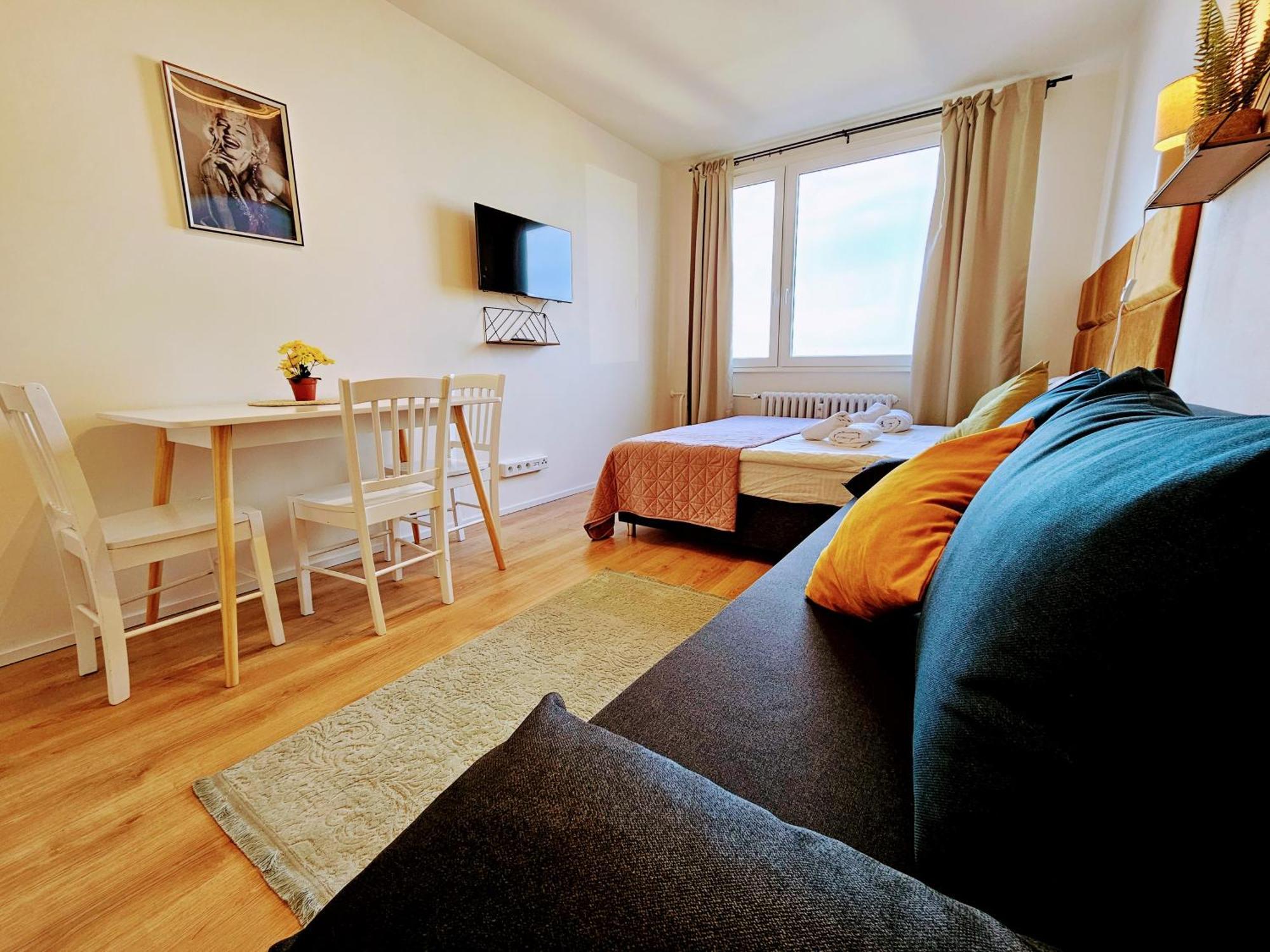 Apartment Live-inn Hotel-style 5 Apartments, 20 Mins To Centre, Gym, Reception, Free Parking, Lift, Roof Terrace & Game Prague
