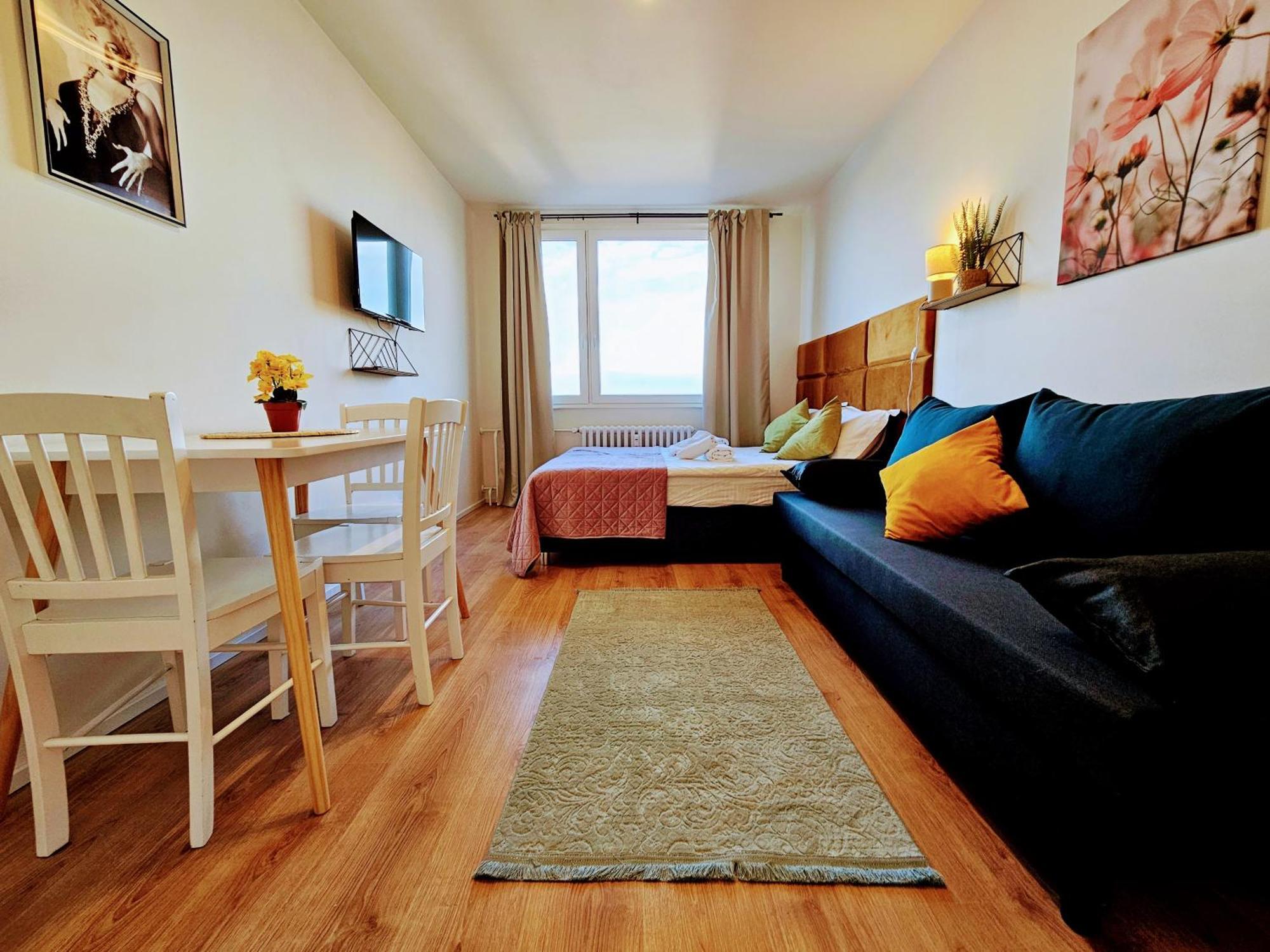 Live-inn Hotel-style 5 Apartments, 20 Mins To Centre, Gym, Reception, Free Parking, Lift, Roof Terrace & Game Apartment *