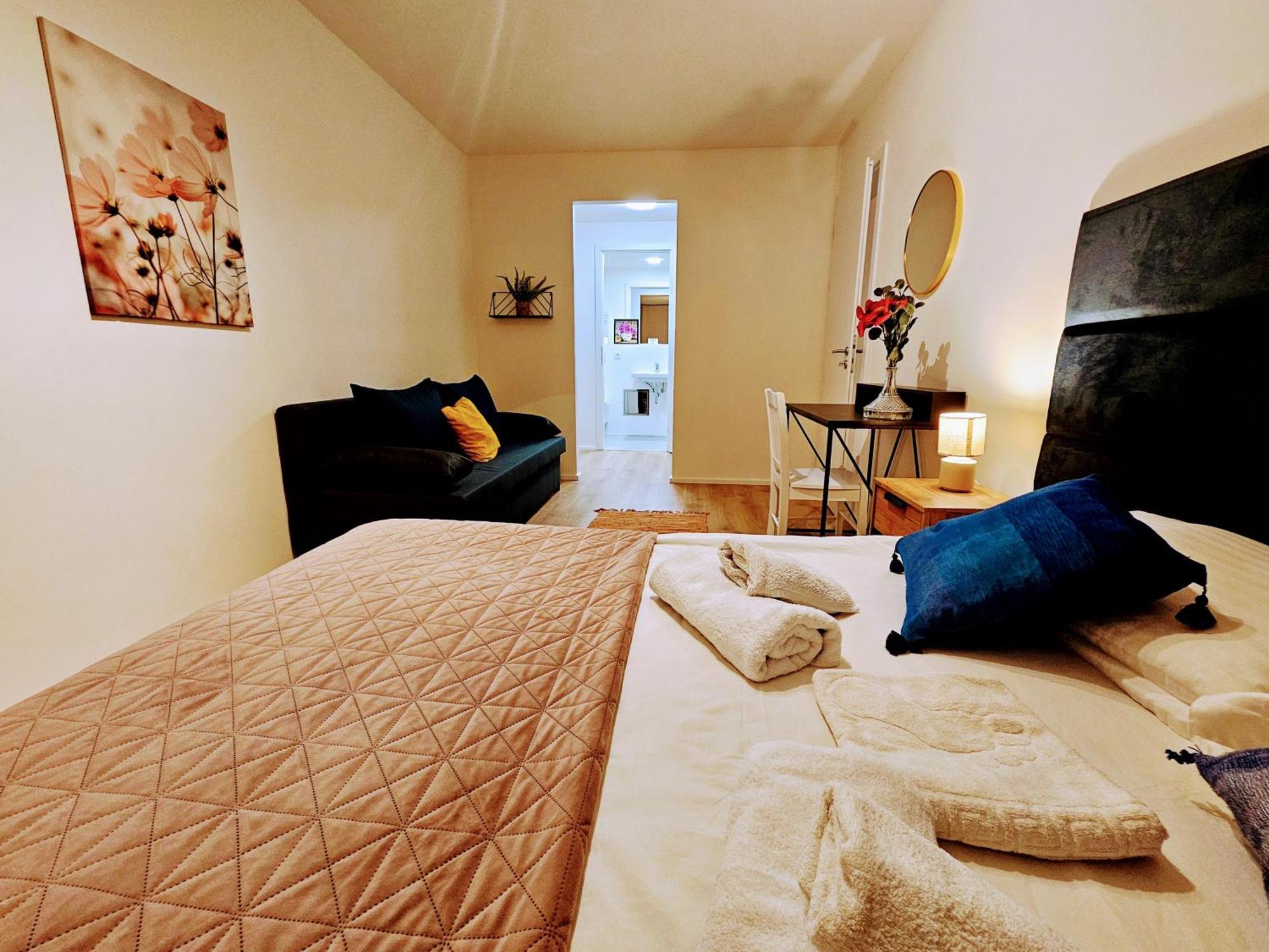 Live-inn Hotel-style 5 Apartments, 20 Mins To Centre, Gym, Reception, Free Parking, Lift, Roof Terrace & Game Apartment