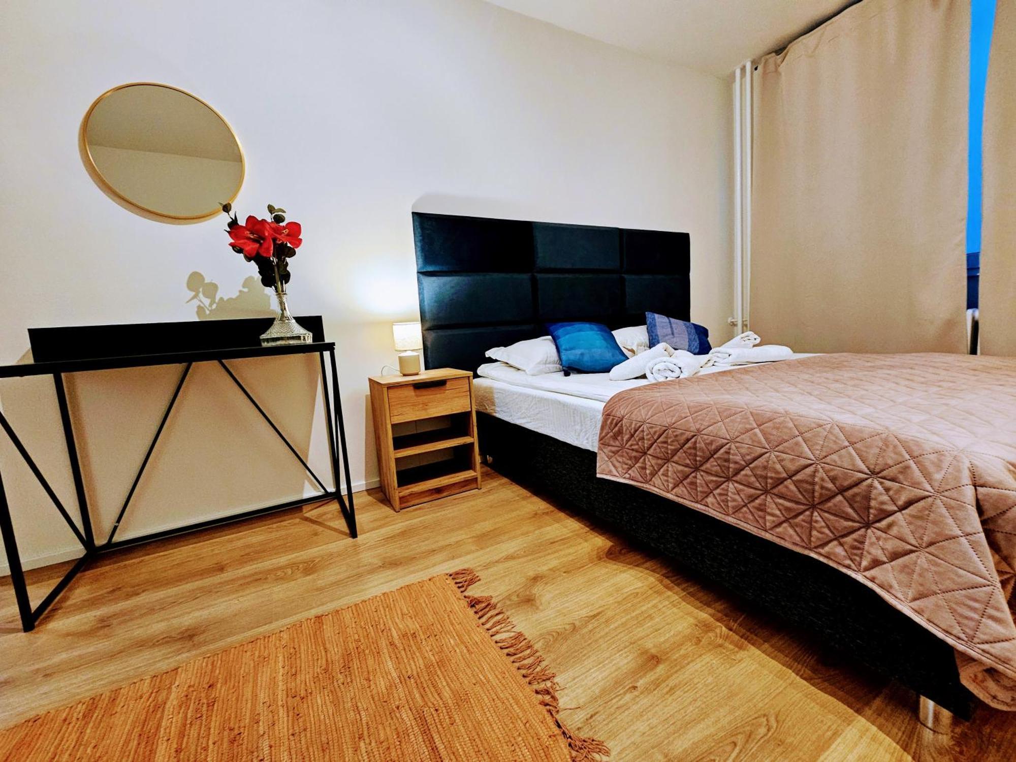 Live-inn Hotel-style 5 Apartments, 20 Mins To Centre, Gym, Reception, Free Parking, Lift, Roof Terrace & Game * Prague