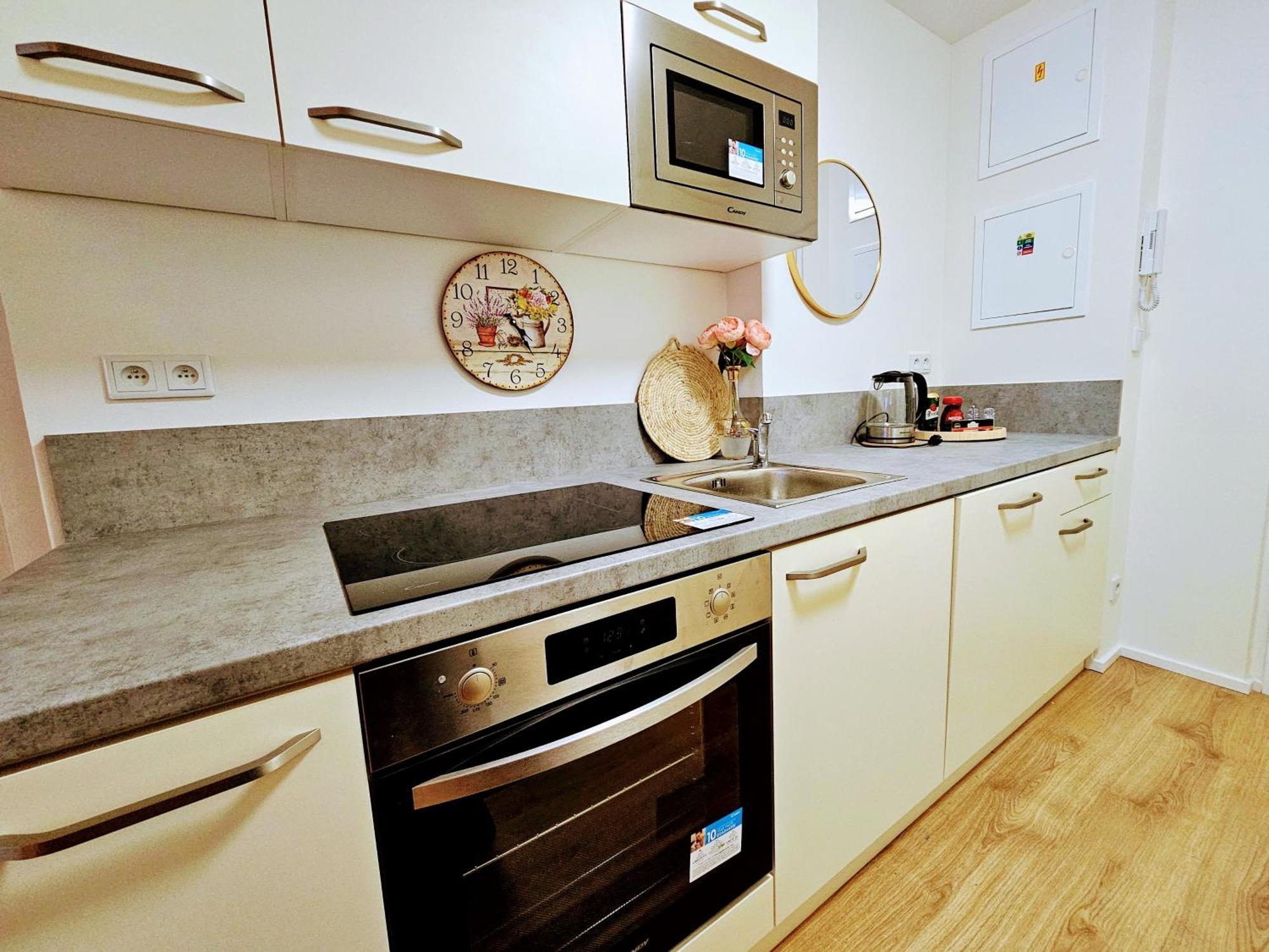 Live-inn Hotel-style 5 Apartments, 20 Mins To Centre, Gym, Reception, Free Parking, Lift, Roof Terrace & Game Apartment