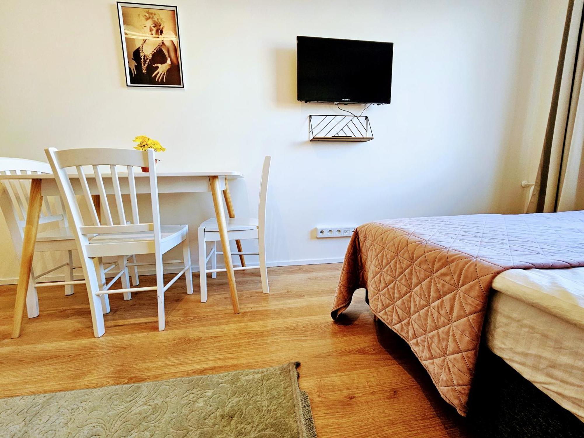 Live-inn Hotel-style 5 Apartments, 20 Mins To Centre, Gym, Reception, Free Parking, Lift, Roof Terrace & Game Apartment