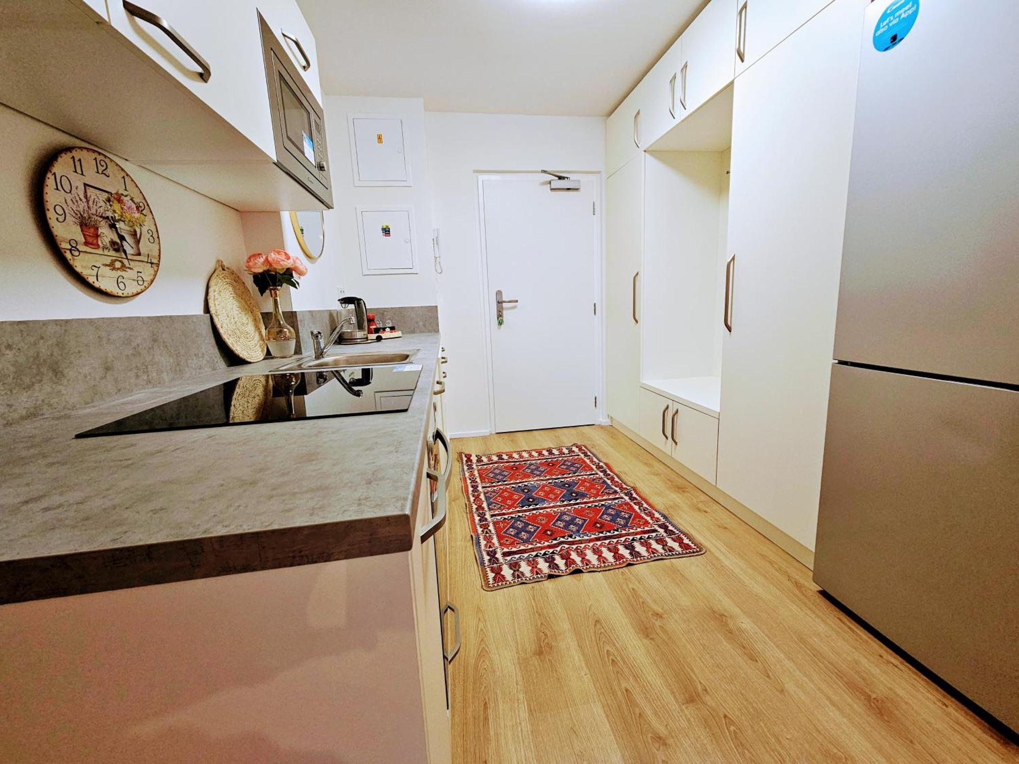 Live-inn Hotel-style 5 Apartments, 20 Mins To Centre, Gym, Reception, Free Parking, Lift, Roof Terrace & Game Apartment *