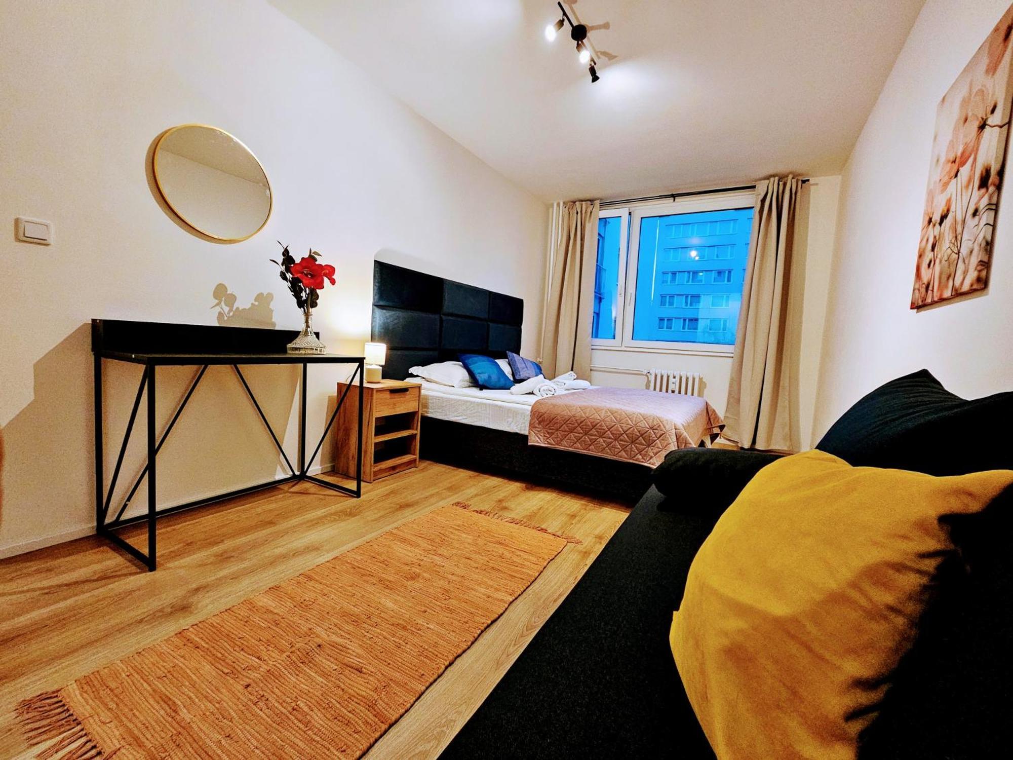 Live-inn Hotel-style 5 Apartments, 20 Mins To Centre, Gym, Reception, Free Parking, Lift, Roof Terrace & Game Apartment Prague