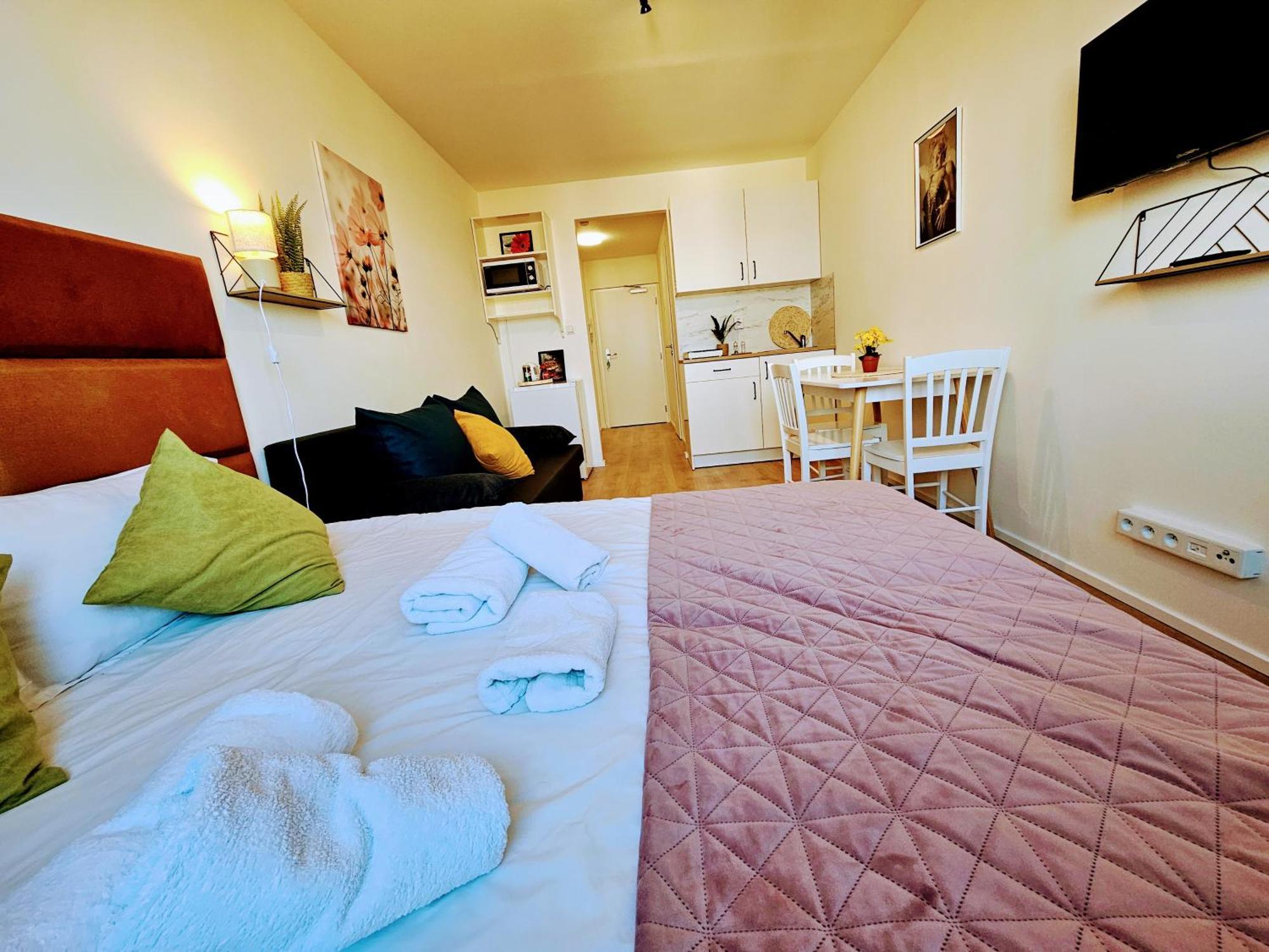 Apartment Live-inn Hotel-style 5 Apartments, 20 Mins To Centre, Gym, Reception, Free Parking, Lift, Roof Terrace & Game Prague