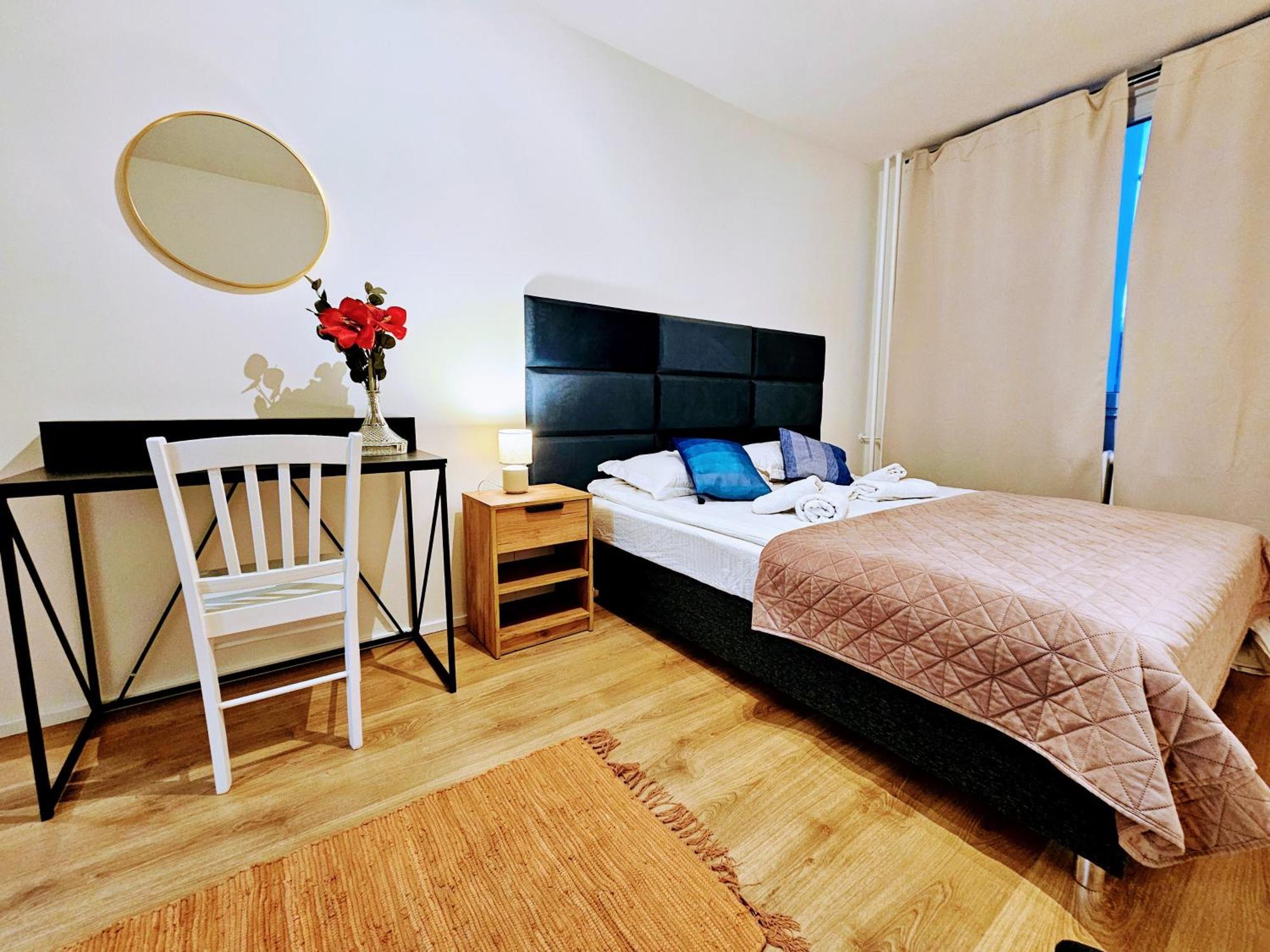 Live-inn Hotel-style 5 Apartments, 20 Mins To Centre, Gym, Reception, Free Parking, Lift, Roof Terrace & Game Apartment *