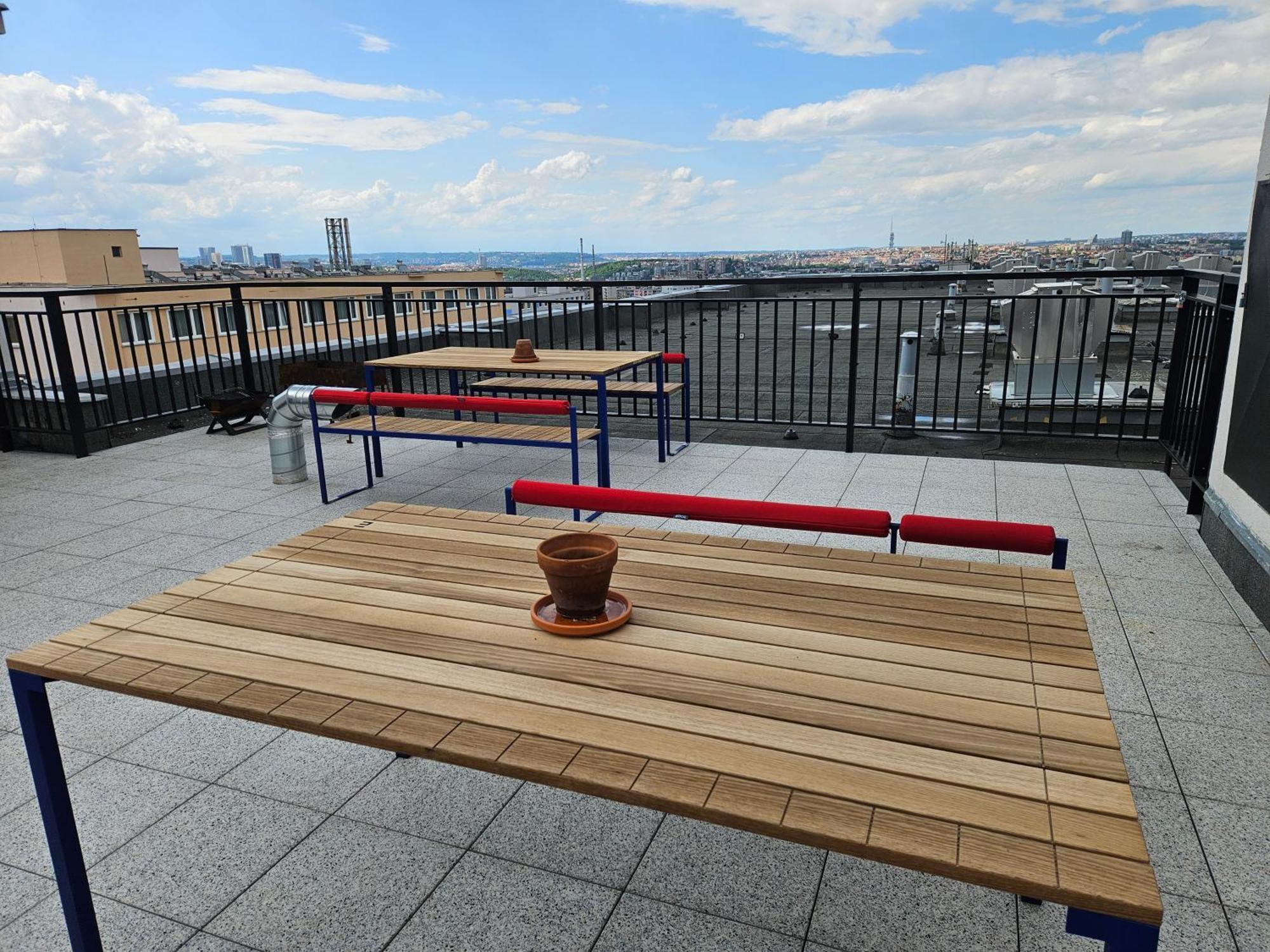 Live-inn Hotel-style 5 Apartments, 20 Mins To Centre, Gym, Reception, Free Parking, Lift, Roof Terrace & Game Apartment
