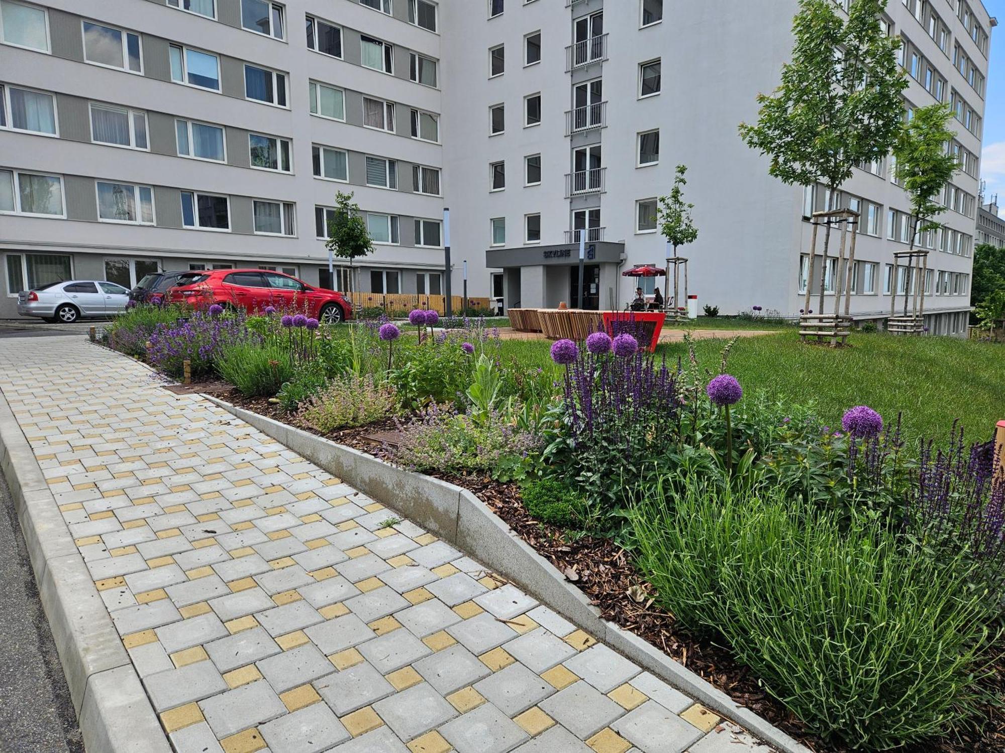 Live-inn Hotel-style 5 Apartments, 20 Mins To Centre, Gym, Reception, Free Parking, Lift, Roof Terrace & Game